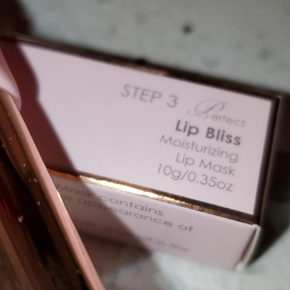 MANNA KADAR LIP BLISS MOISTURIZING MASK - Picture 2 of 3